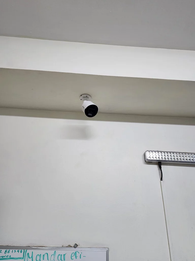 Cámara de interior para vigilancia en área de recepción y secretaría.