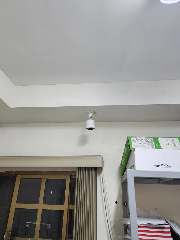 Cámara de seguridad de alta definición apuntando a caja fuerte institucional.