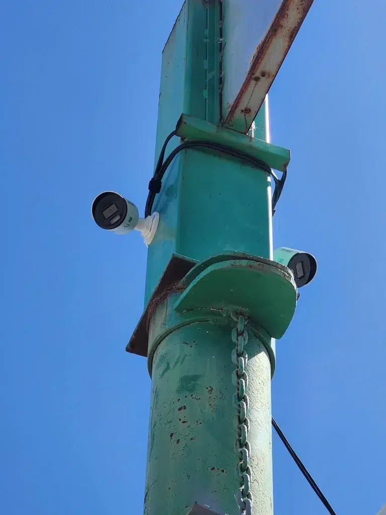 Seguridad perimetral industrial con cámaras de largo alcance en planta de Sonora.