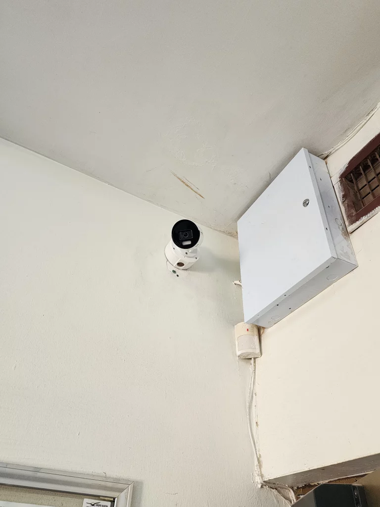 Monitoreo de seguridad en oficina administrativa y atención a clientes.