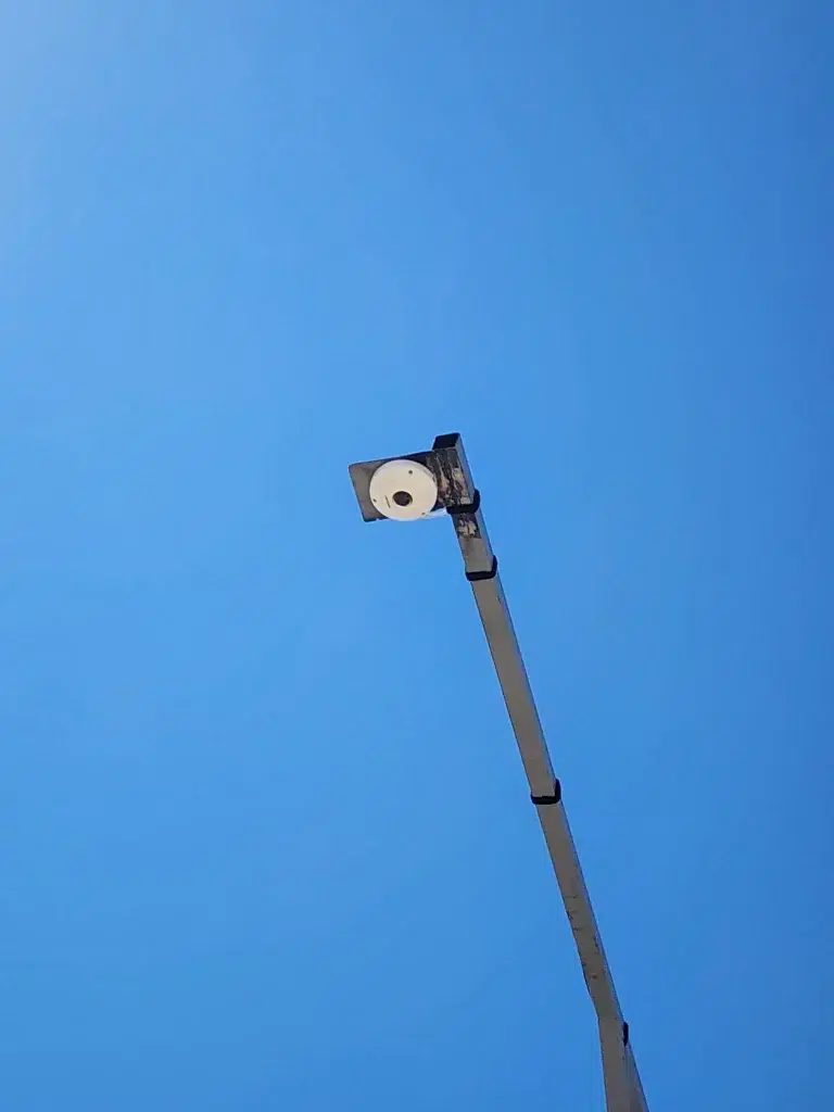 Vigilancia cenital de área abierta con cámara IP Fish Eye de alta resolución.