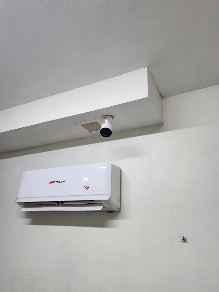 Cámara IP discreta para monitoreo de transacciones en caja y recepción.