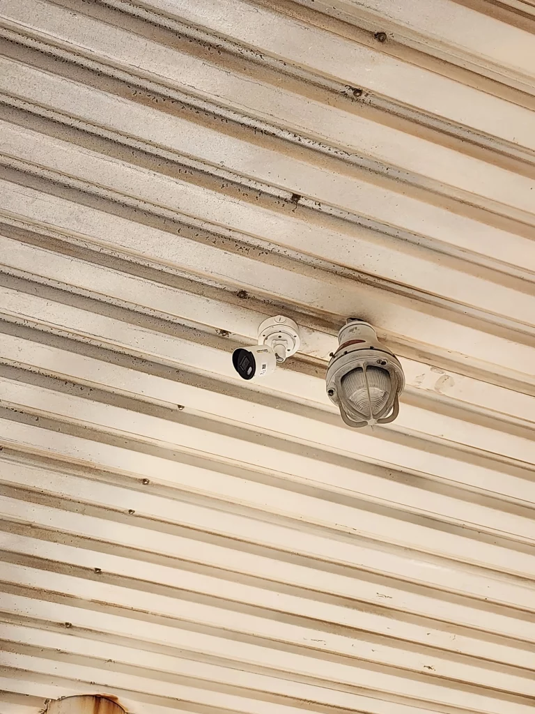 Cámara industrial 4MPX orientada a zona de maniobras y llenado de tanques.