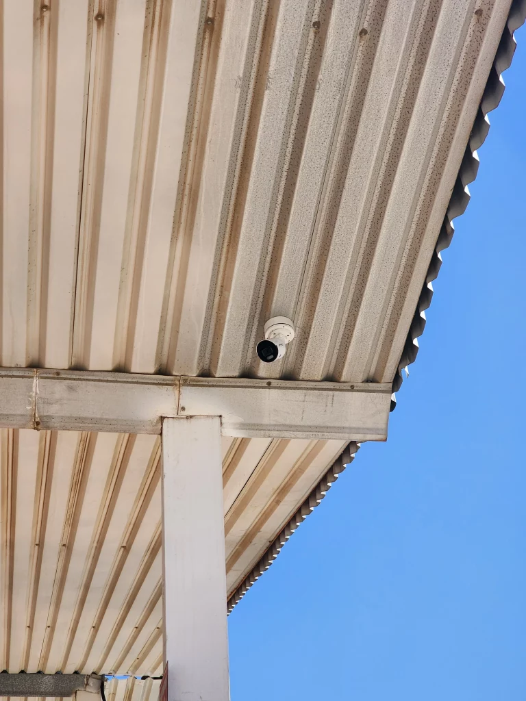 Vista de cámara IP sobre manómetros y sistemas de carga en planta industrial.