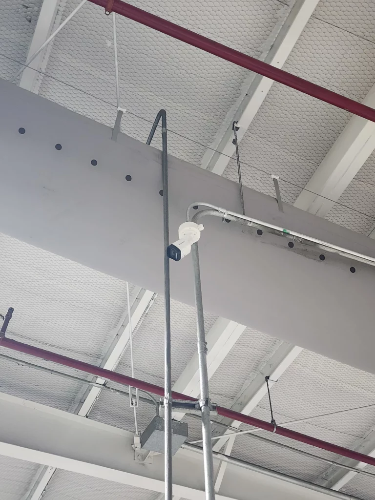 Monitoreo de seguridad en almacén de producto terminado para control de inventarios y logística.