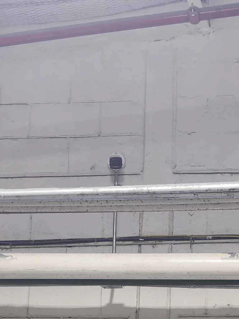 Cámara IP exterior para control de acceso y seguridad perimetral en planta Edgewell.