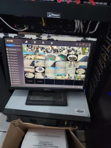 Matriz de visualización de 32 cámaras IP en centro de monitoreo de planta de gas