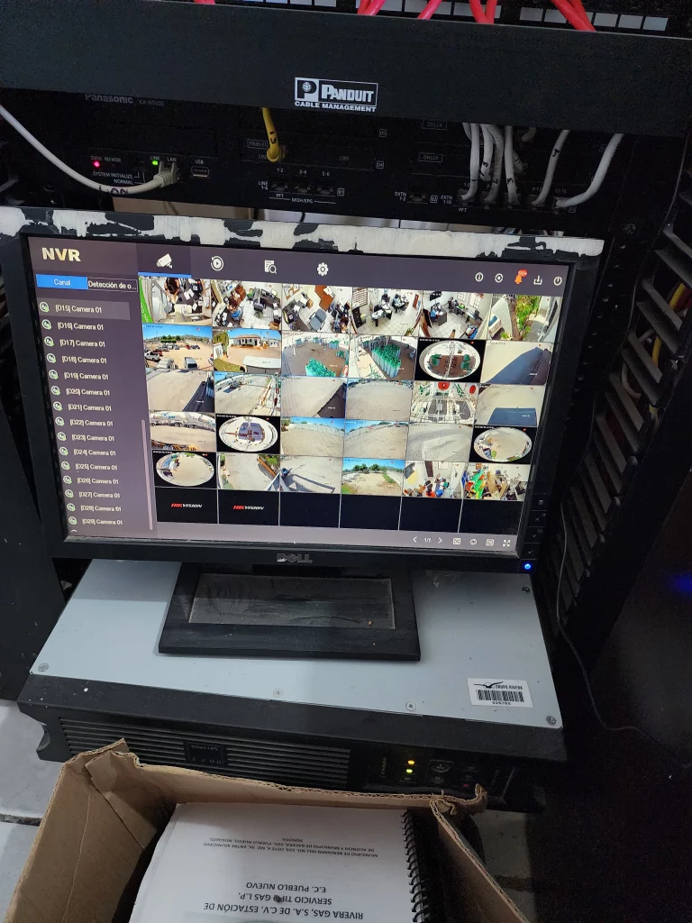 Matriz de visualización de 32 cámaras IP en centro de monitoreo de planta de gas.