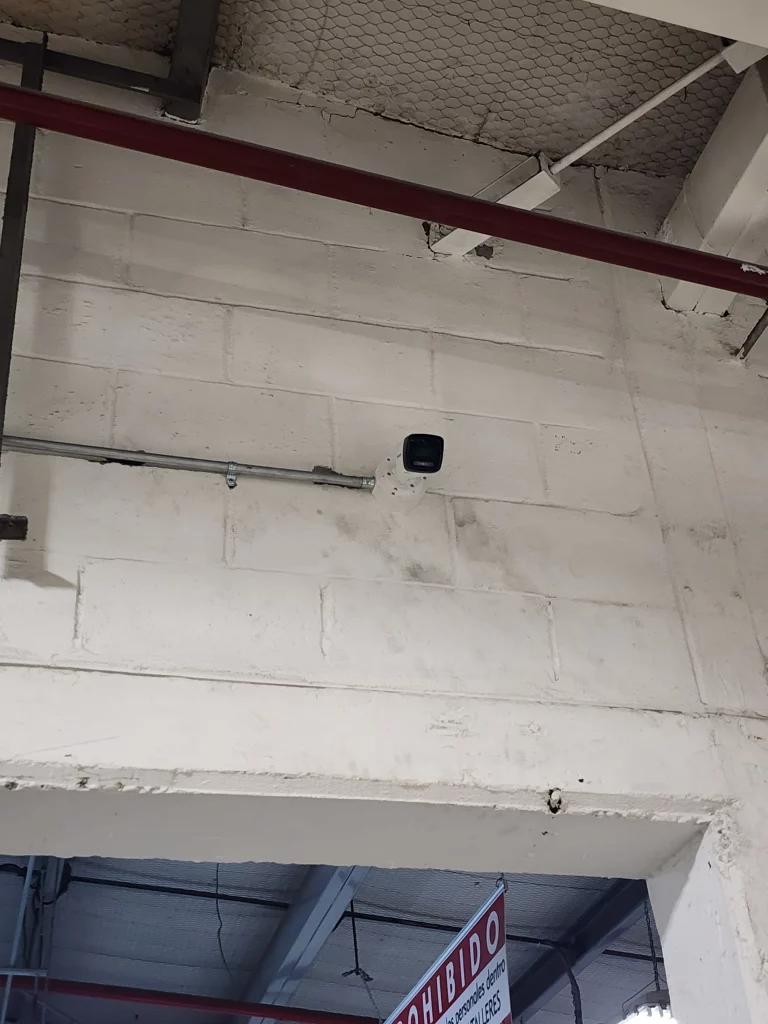 Rack de telecomunicaciones organizado con NVR y gestión de red para 12 nodos de video.